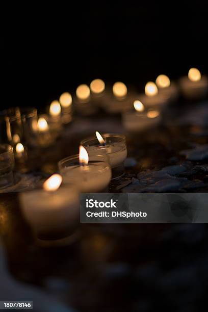 Foto de Velas Na Igreja e mais fotos de stock de Velinha - Velinha, Chama, Desfocado - Foco