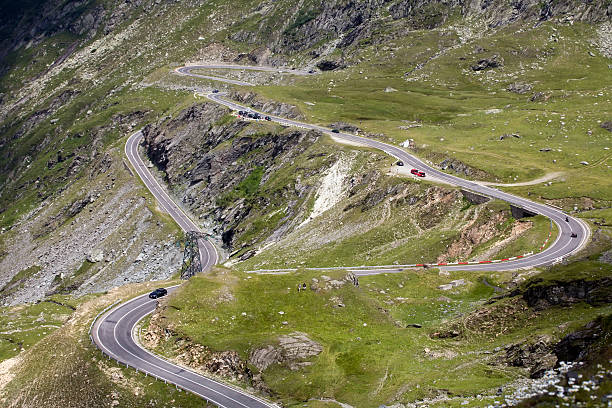 bela estrada montanhosa - corner turn - fotografias e filmes do acervo