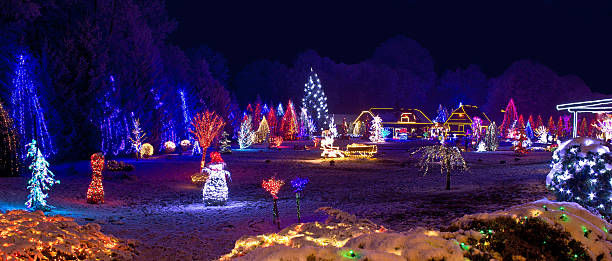 деревня в рождественские огни, панорамным видом - park snow tree back lit стоковые фото и изображения