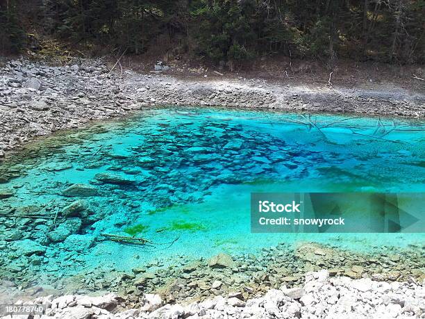 Wasser In Holz Stockfoto und mehr Bilder von Bach - Bach, Baum, Bewegungsunschärfe