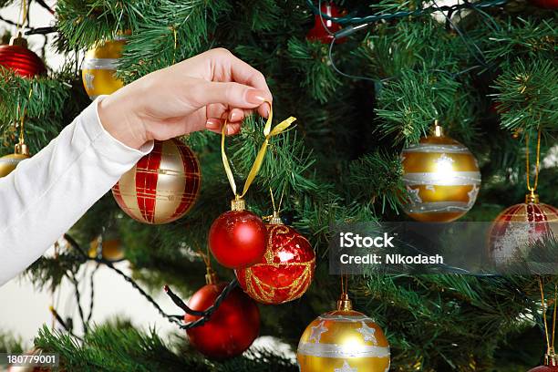 Foto de Bolas De Natal e mais fotos de stock de Alegria - Alegria, Bola de Árvore de Natal, Branco