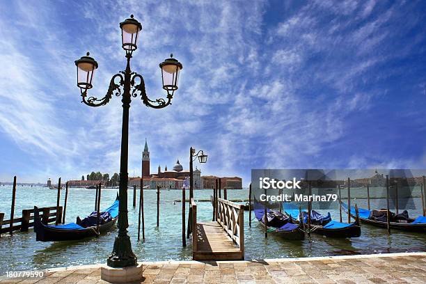 Gondole Ormeggiate Da Piazza San Marco Venezia Italia - Fotografie stock e altre immagini di Acqua