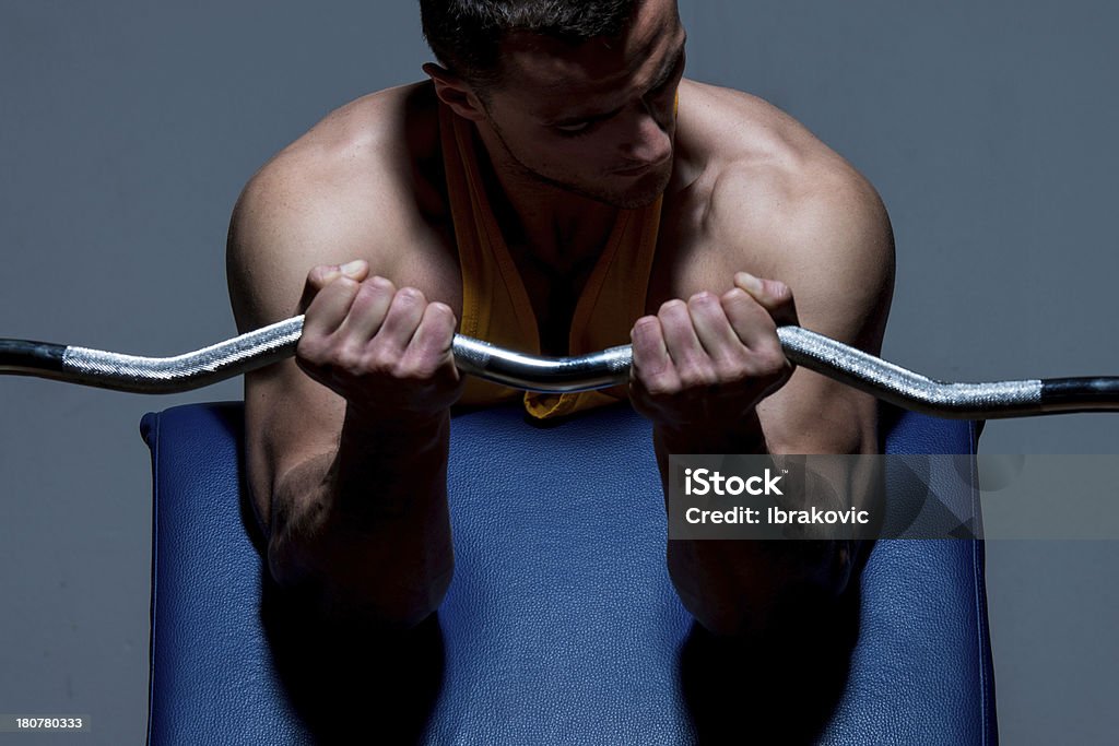 Entrenador de ejercicios haciendo ejercicio para biceps de peso pesado - Foto de stock de Actividad libre de derechos