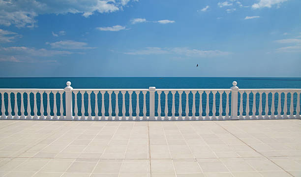 terrasse mit balustrade mit blick auf das meer - balaustrade stock-fotos und bilder
