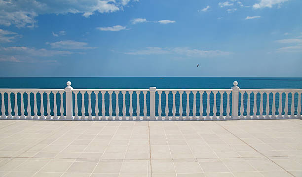 balaustrada terraza con vista al mar - balaustrade fotografías e imágenes de stock