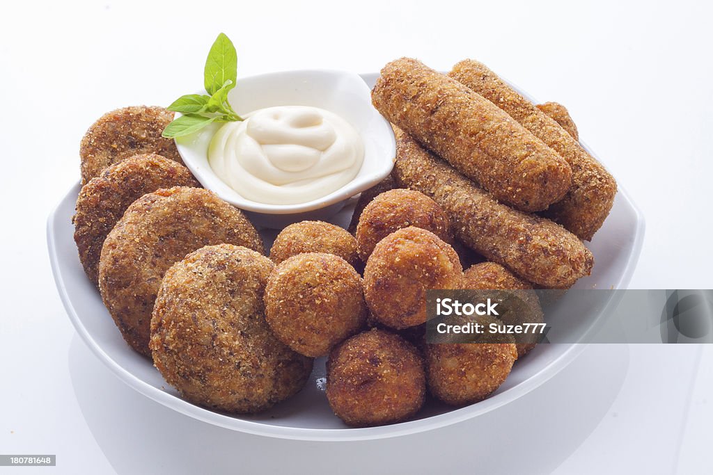 Croquettes en una placa - Foto de stock de Alimento libre de derechos