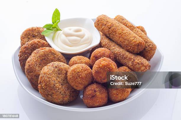 Croquettes En Una Placa Foto de stock y más banco de imágenes de Alimento - Alimento, Alimentos cocinados, Blanco - Color