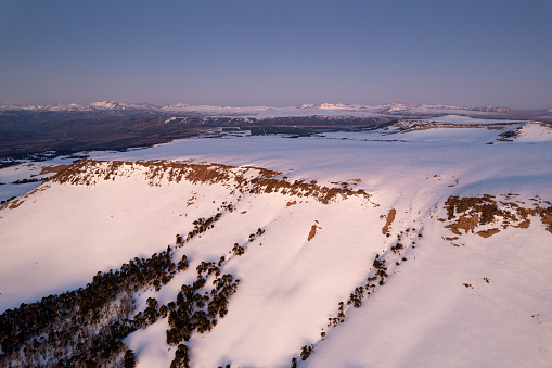 View from Mount Ruapehu, across summit plateau to Te Heu Heu and Tukino sub peaks and to Mount Ngauruhoe and Tongariro, Whakapapa skifield at left