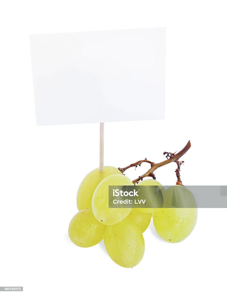 Cacho de uvas brancas em branco papelão com etiqueta de informações - Foto de stock de Uva Branca royalty-free