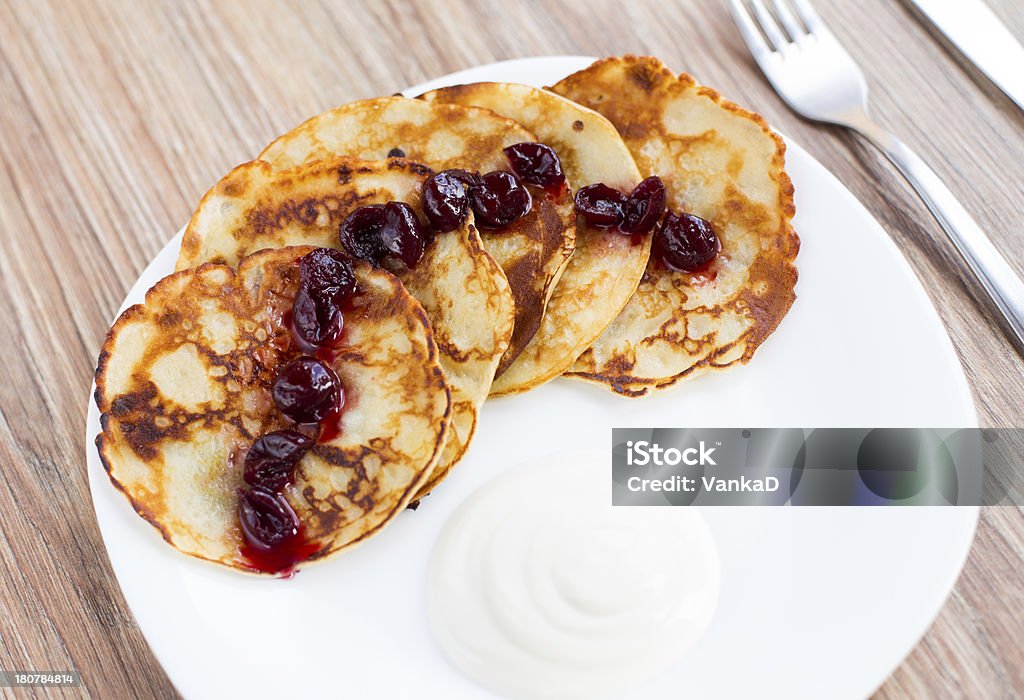 Délicieuses crêpes avec Confiture de cerise - Photo de Aliment libre de droits