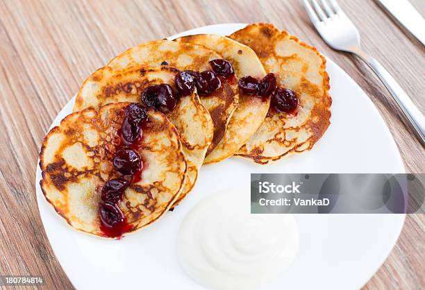 Photo libre de droit de Délicieuses Crêpes Avec Confiture De Cerise banque d'images et plus d'images libres de droit de Aliment - Aliment, Assiette, Cerise