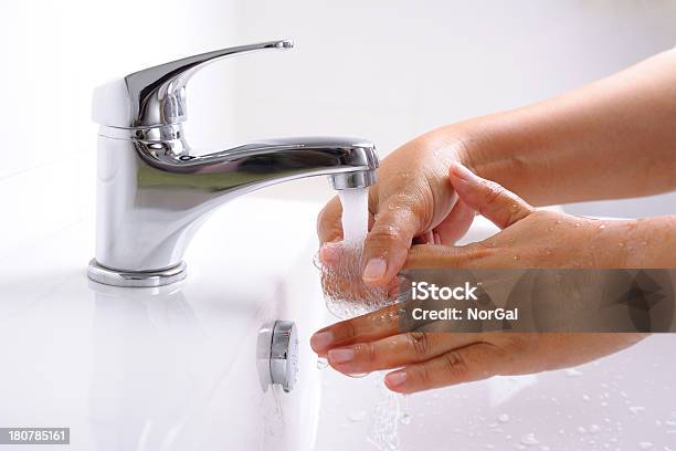 Myć Ręce - zdjęcia stockowe i więcej obrazów Bakteria - Bakteria, Bateria - Wyposażenie, Bańka