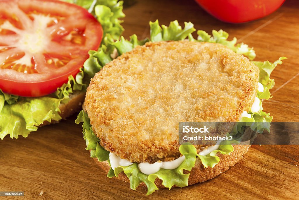 Pollo impanato Patty su un panino Panino - Foto stock royalty-free di Hamburger