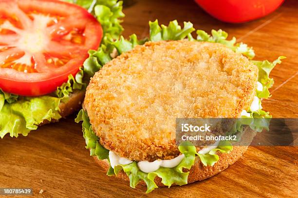 O Hambúrguer De Frango À Milanesa Sanduíches Num Pão - Fotografias de stock e mais imagens de Hambúrguer - Comida