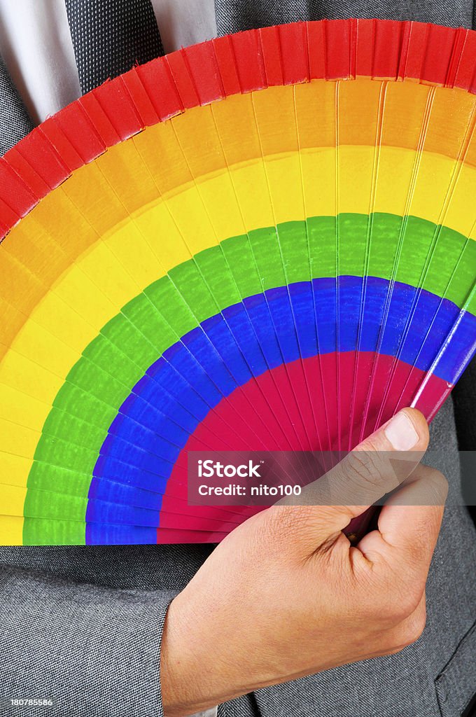 Человек в костюме с rainbow Ручной вентилятор - Стоковые фото Gay Pride Parade роялти-фри