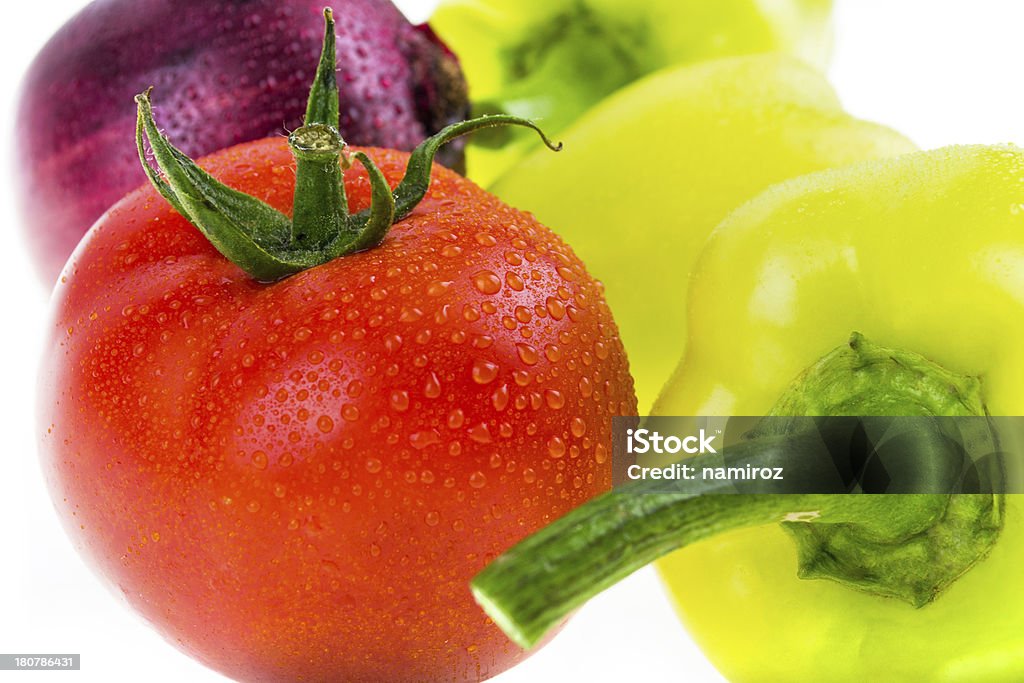 Pomodoro, pepe e cipolla isolato su sfondo bianco - Foto stock royalty-free di Agricoltura