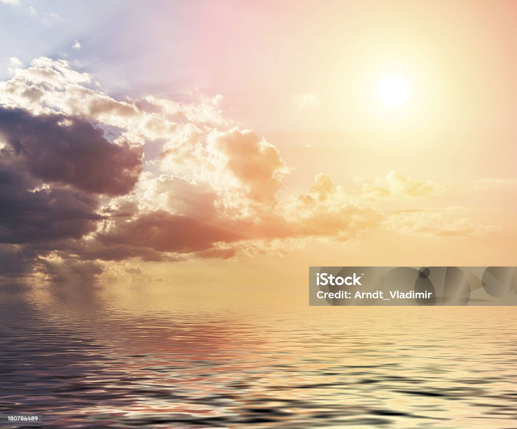 Pôr-do-sol com nuvens. - Foto de stock de Amarelo royalty-free