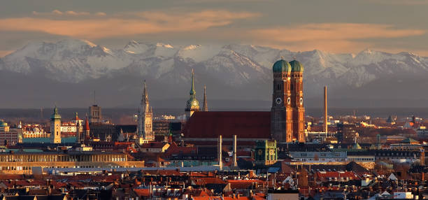 blick vom olympiaberg nach münchen bei fön in den alpen - cathedral of our lady stock-fotos und bilder