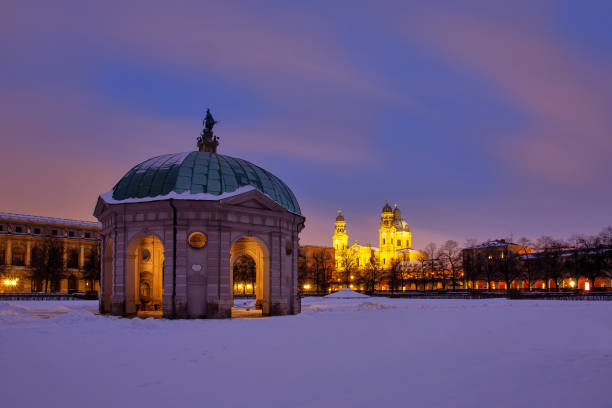 hofgarten munich with diana temple in winter with snow - diana pavilion imagens e fotografias de stock