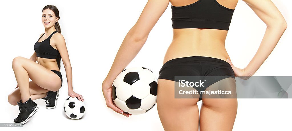 Giovane donna in posa con un pallone da calcio - Foto stock royalty-free di Calciatore