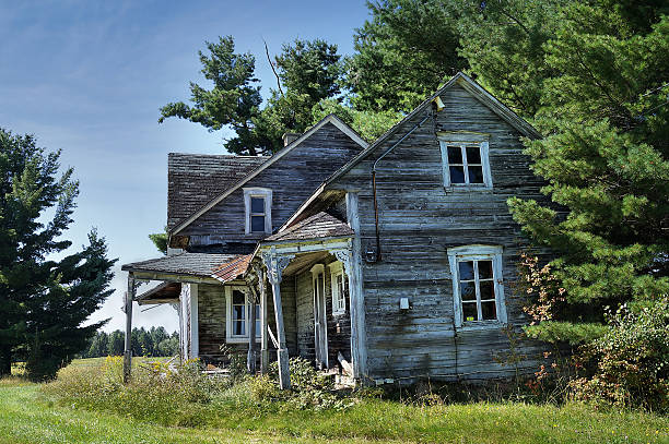istock Abandoned creepy old house 180793869