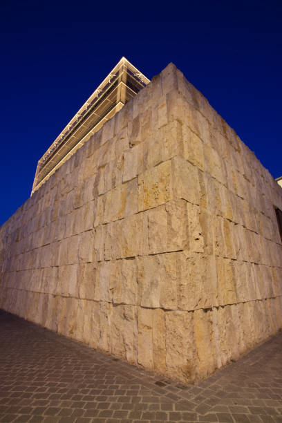 nuova sinagoga a monaco di baviera all'ora blu - synagogue judaism contemporary munich foto e immagini stock