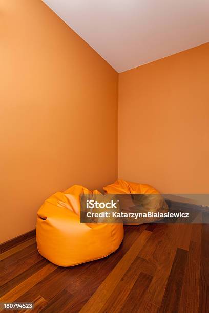 広々としたアパートメントリビングルーム - くつろぐのストックフォトや画像を多数ご用意 - くつろぐ, まったり, オレンジ色