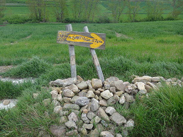 istock Yellow arrow pointing right to Santiago de Compostela 180794936