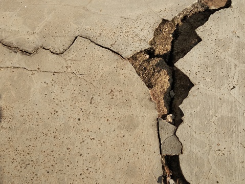 the walls were cracked due to a powerful earthquake