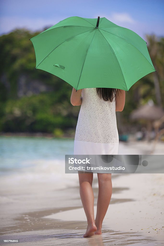 Vista traseira do Jovem mulher com Guarda-chuva verde - Royalty-free Abstrato Foto de stock