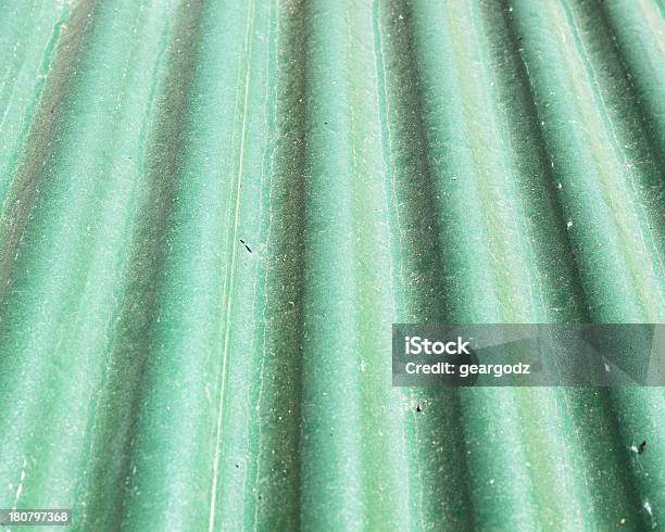 Velho Telhado De Metal Textura Verde - Fotografias de stock e mais imagens de Abstrato - Abstrato, Alumínio, Arquitetura