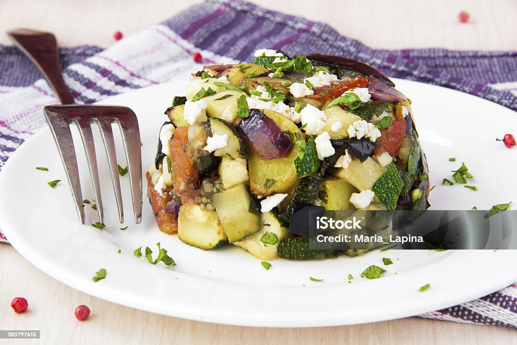 Gebackene Gemüse-Salat mit feta-Käse auf Teller - Lizenzfrei Aubergine Stock-Foto