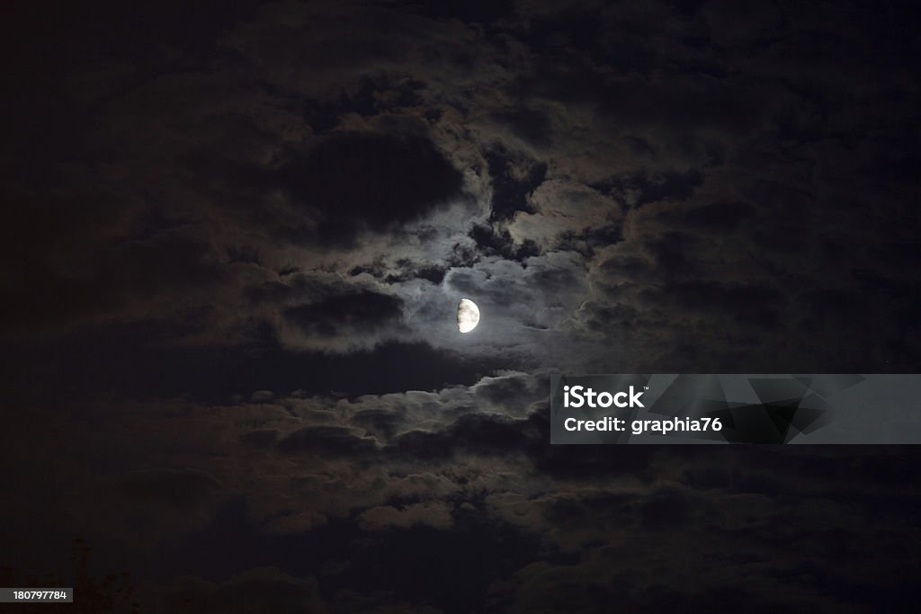Clair de lune illumine les nuages - Photo de Astrologie libre de droits