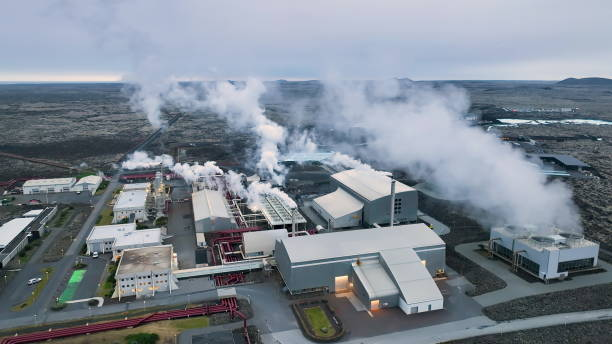 4k-luftaufnahmen von geothermieanlagen, rohren und rauchkaminen. island - iceland hot spring geothermal power station geyser stock-fotos und bilder