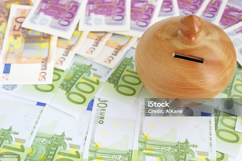 moneybox en euros - Foto de stock de Actividades bancarias libre de derechos