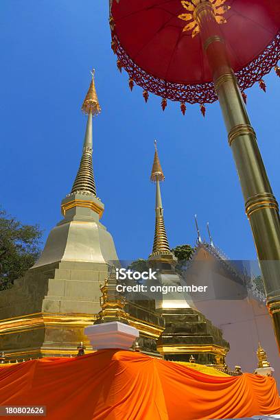 Foto de Dois Pagodes De Ouro Em Phra That Doi Tung Templo e mais fotos de stock de Amarelo - Amarelo, Arcaico, Arquitetura