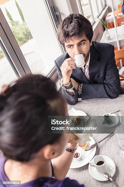 Pareja Haciendo El Desayuno Foto de stock y más banco de imágenes de 20 a 29 años - 20 a 29 años, Adulto, Adulto joven