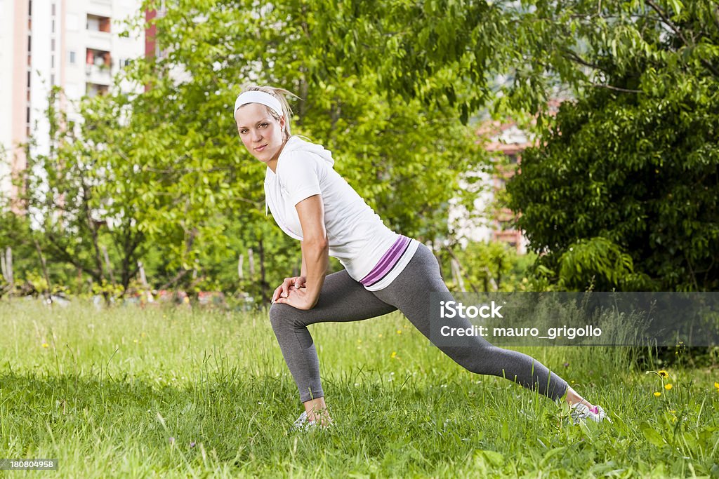 Femme de remise en forme. Étirements en plein air - Photo de Activité libre de droits