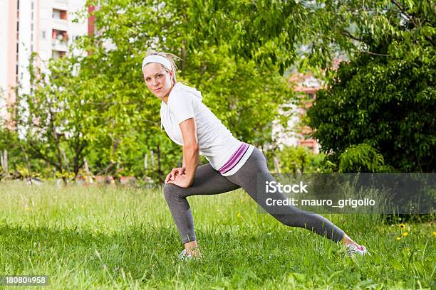 Photo libre de droit de Femme De Remise En Forme Étirements En Plein Air banque d'images et plus d'images libres de droit de Activité - Activité, Adulte, Arbre