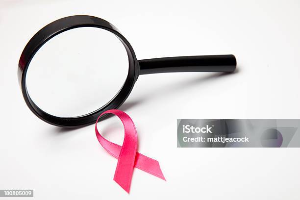 Photo libre de droit de Loupe Avec Ruban De Rose De Sensibilisation banque d'images et plus d'images libres de droit de Action caritative et assistance - Action caritative et assistance, Bien-être, Cancer