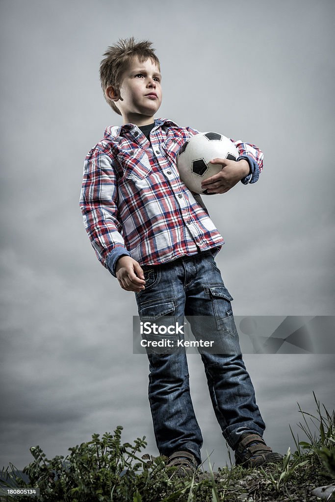 Zuversichtlich Jungen mit einem ball - Lizenzfrei Kind Stock-Foto