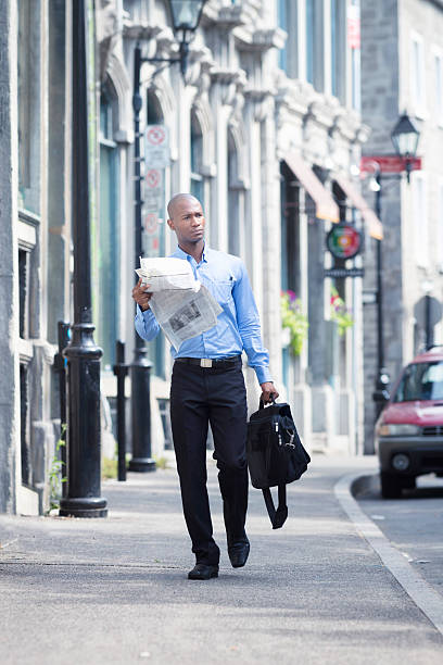 geschäftsmann zu fuß zur arbeit in old montreal - montreal business exercising walking stock-fotos und bilder