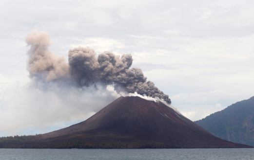 Krakatoa erupción del volcán photo