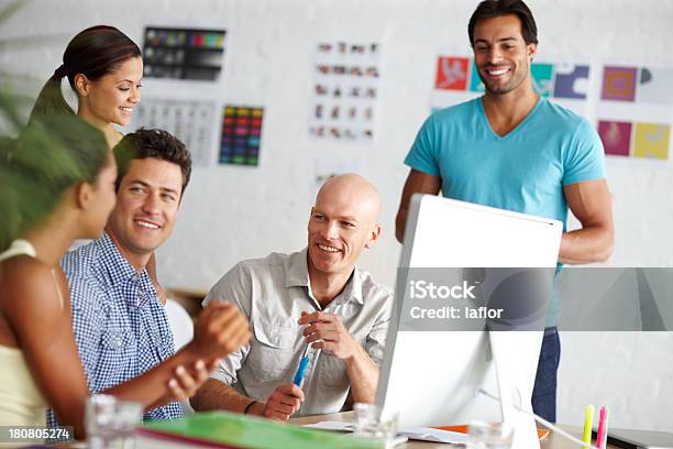 Colegas De Trabalho Fazendo A Sua Contribuição - Fotografias de stock e mais imagens de Adulto - Adulto, Afro-americano, Colleague