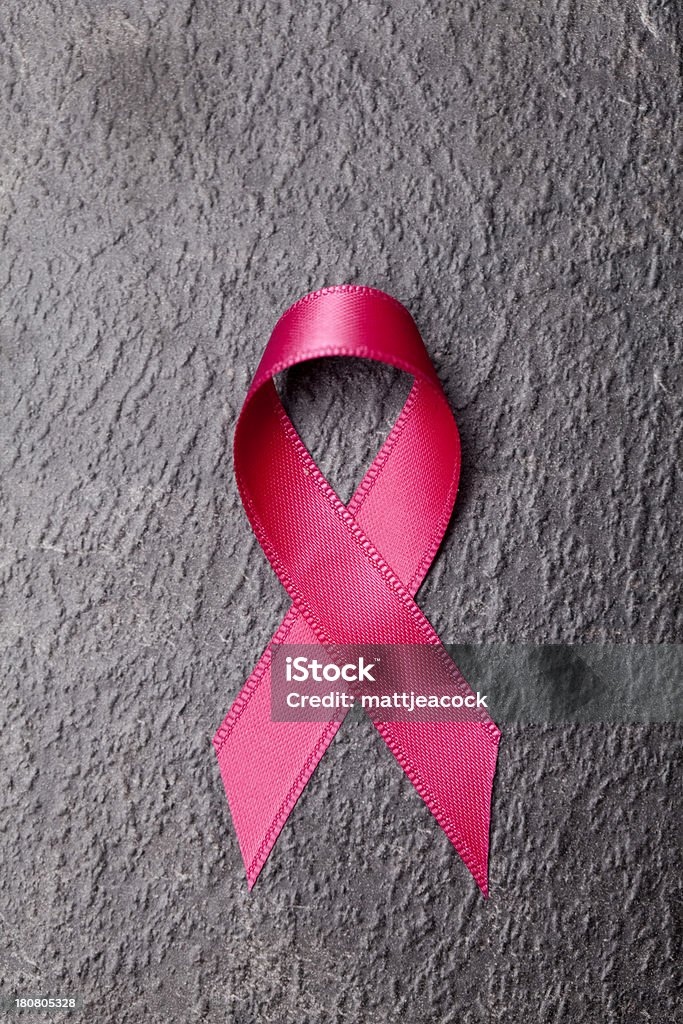 Rosa Cinta roja sobre fondo de pizarra - Foto de stock de Asistencia sanitaria y medicina libre de derechos