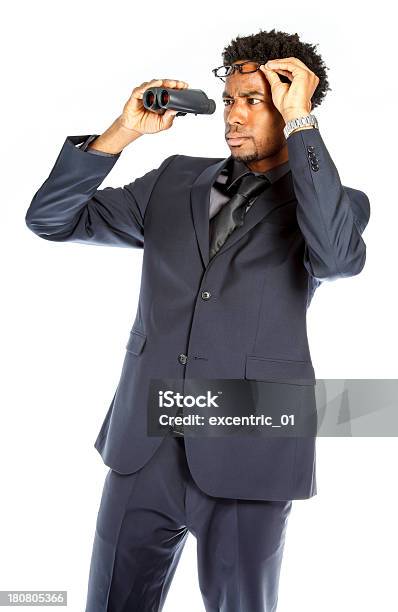 Afroamerican Ejecutivo Toma En Estudio Foto de stock y más banco de imágenes de Binoculares - Binoculares, Corbata, Traje