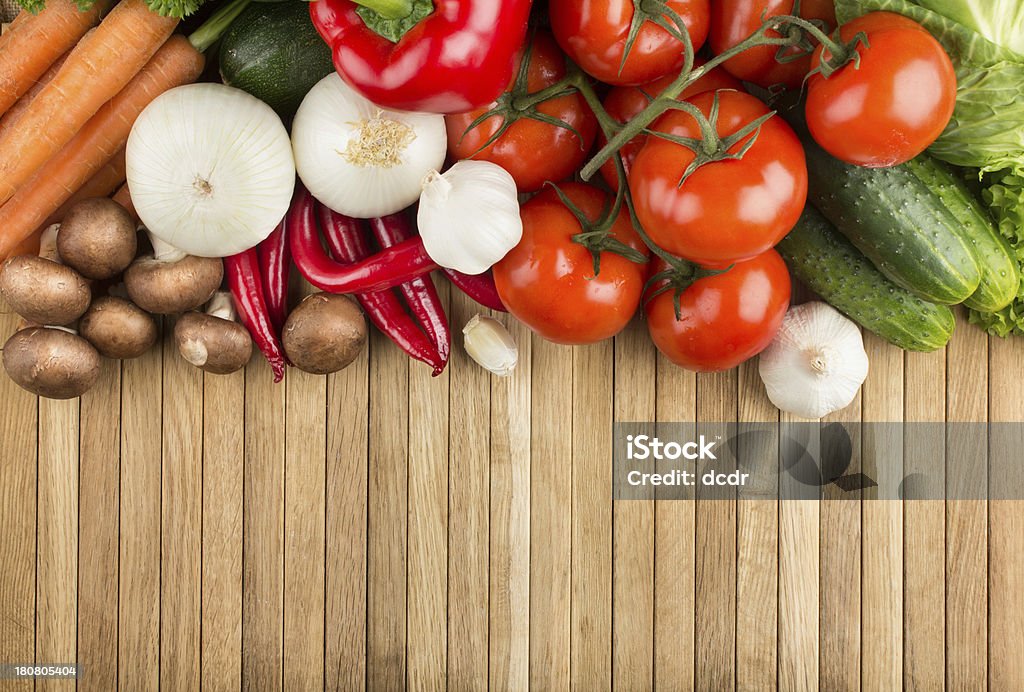 Овощной mix на деревянные поверхности - Стоковые фото Без людей роялти-фри