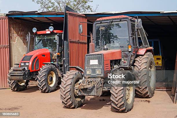 Ciągniki W Garażu - zdjęcia stockowe i więcej obrazów Garaż - Garaż, Traktor, Bez ludzi