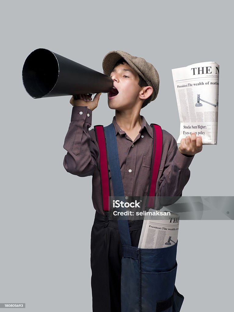 Piccolo berretto Newsboy con quotidiani e urlando nel megafono per vendere - Foto stock royalty-free di Giornale