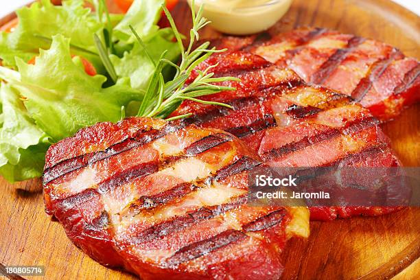 Grelhado De Porco Com Um Decote Redondo Tábua De Cozinha - Fotografias de stock e mais imagens de Alecrim